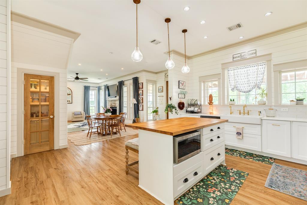 403 Lakeview Drive, Angleton, Texas image 19