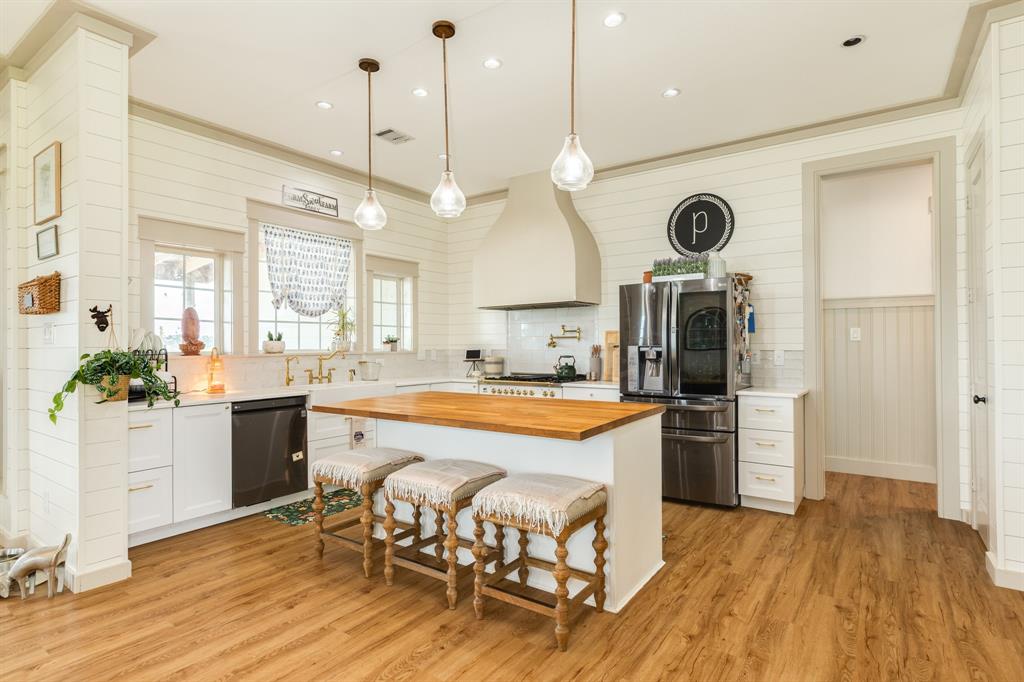 403 Lakeview Drive, Angleton, Texas image 17