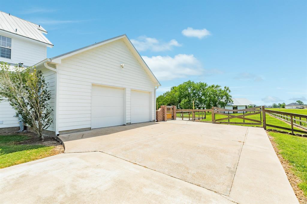 403 Lakeview Drive, Angleton, Texas image 12