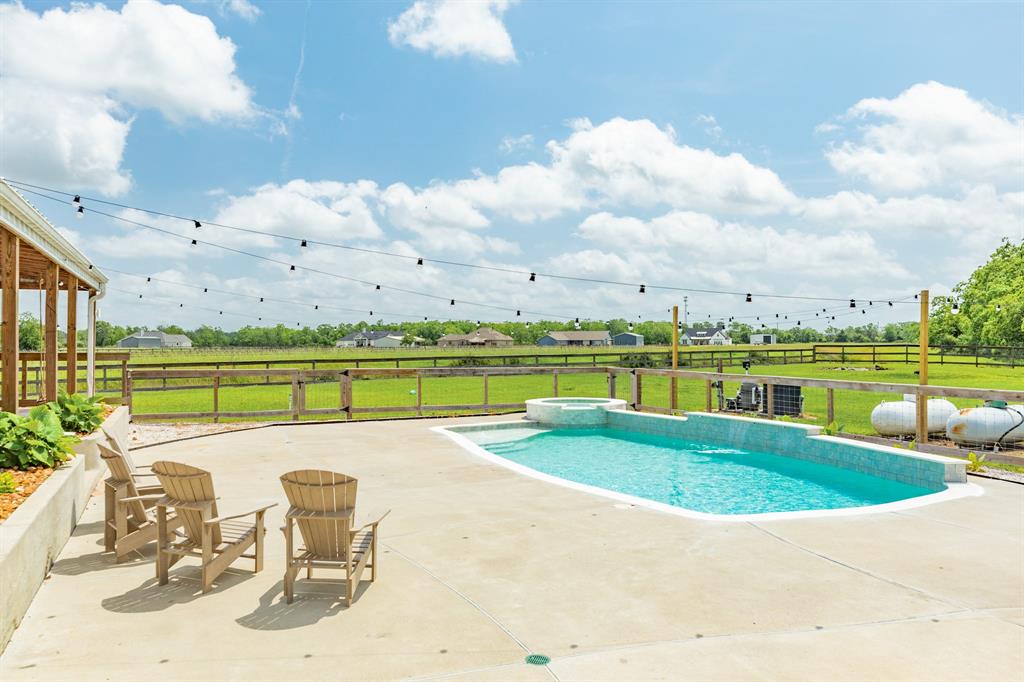 403 Lakeview Drive, Angleton, Texas image 13
