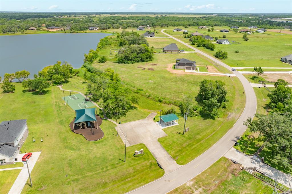 403 Lakeview Drive, Angleton, Texas image 7