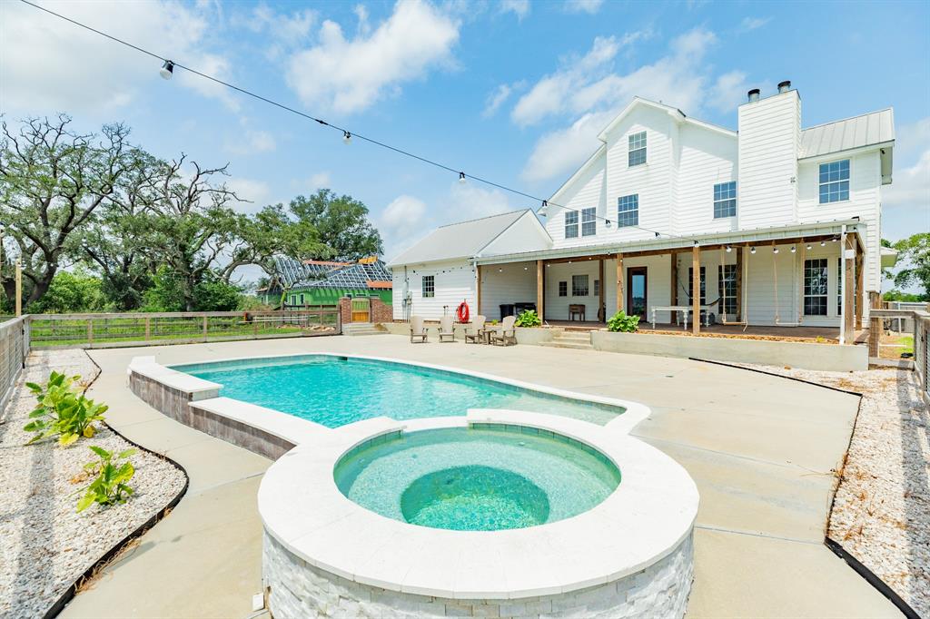 403 Lakeview Drive, Angleton, Texas image 15