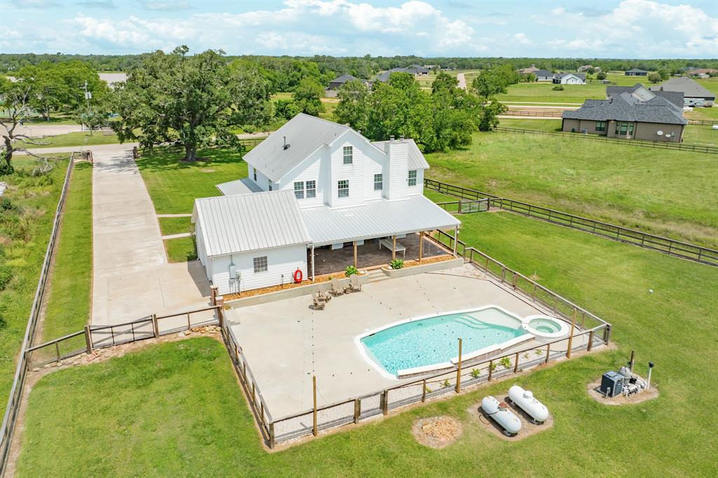 403 Lakeview Drive, Angleton, Texas image 3