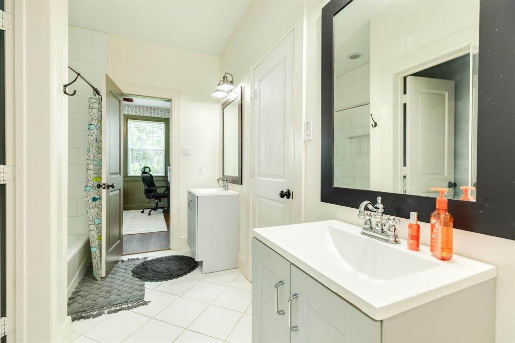 403 Lakeview Drive, Angleton, Texas image 32