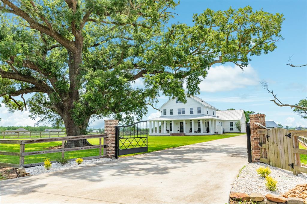 403 Lakeview Drive, Angleton, Texas image 1