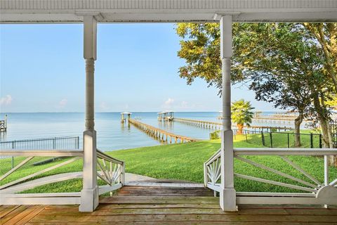 A home in Bacliff