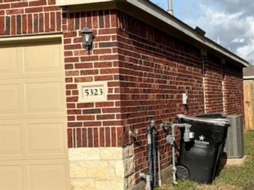 5323 Camerford Court, Alvin, Texas image 2