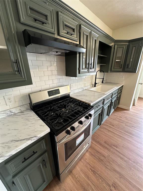 2202 Country Creek Way, Richmond, Texas image 2