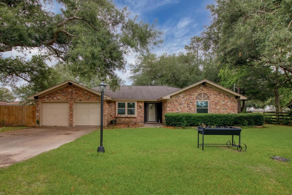 737 Carolyn Street, Winnie, Texas image 1