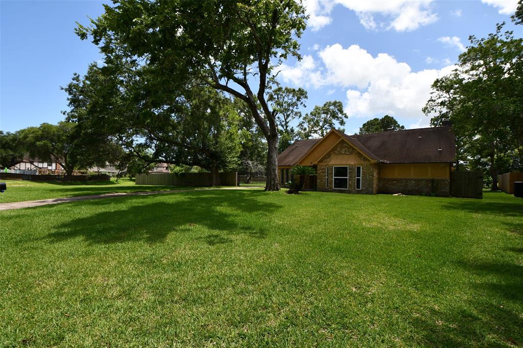 112 Saint Cloud Drive, Friendswood, Texas image 35