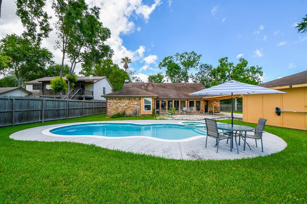 112 Saint Cloud Drive, Friendswood, Texas image 4