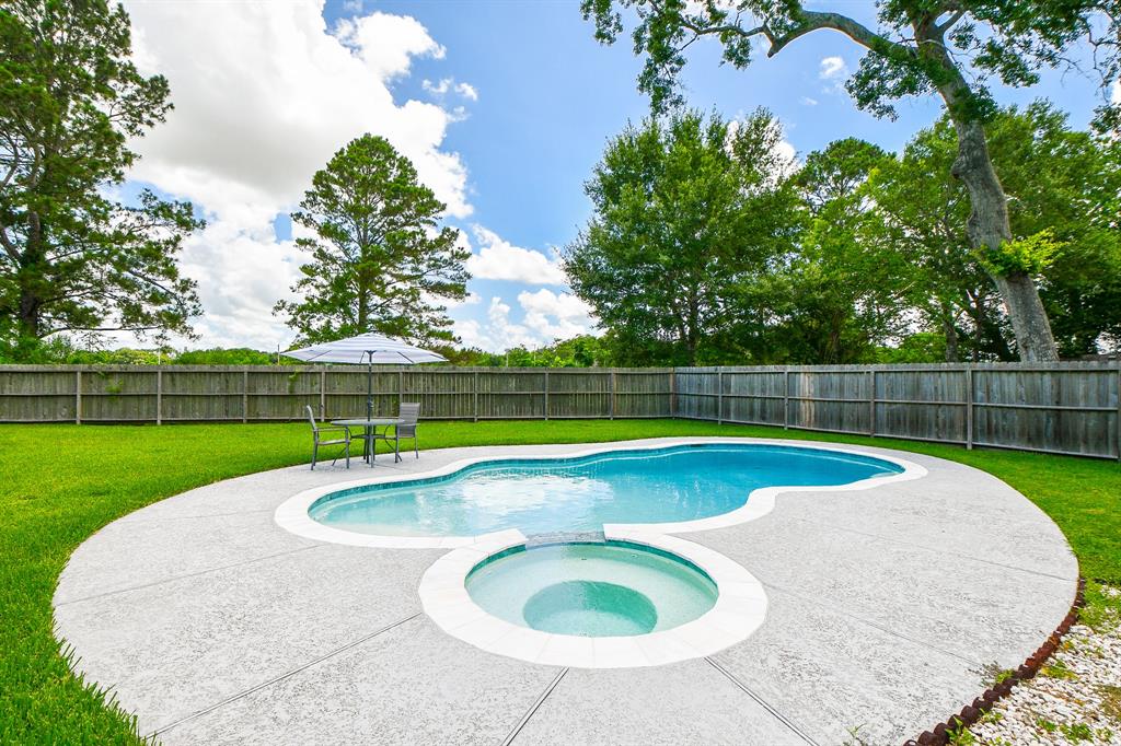 112 Saint Cloud Drive, Friendswood, Texas image 3