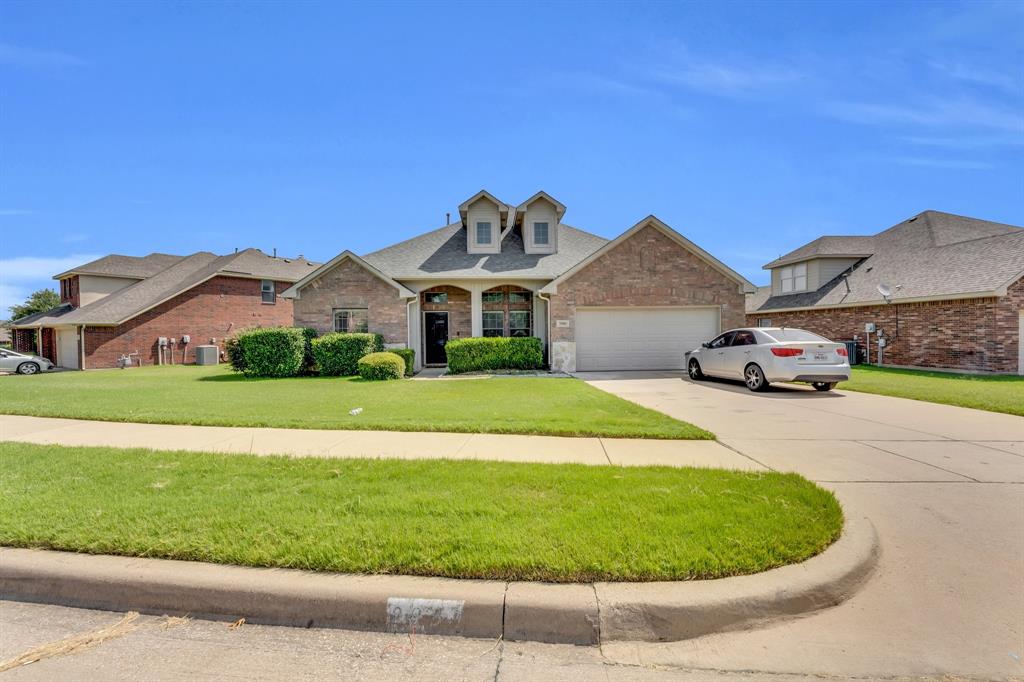 2989 Lakeview Circle, Burleson, Texas image 2