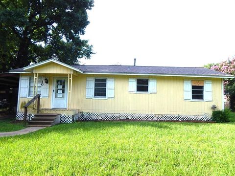10 E Watson Street Willis TX 77378