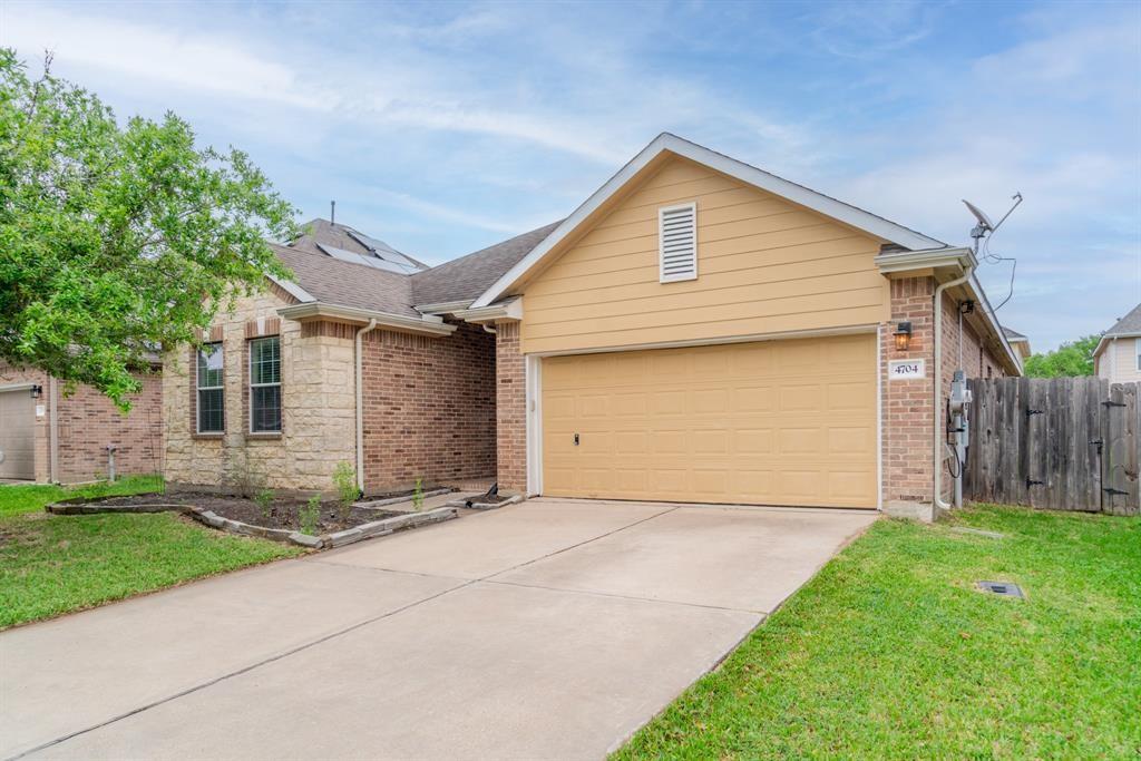4704 High Creek Court, Alvin, Texas image 7