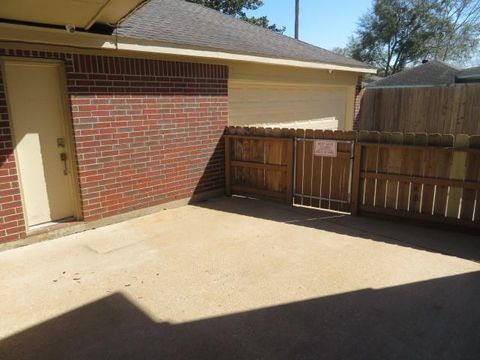 Single Family Residence in Friendswood TX 1805 La Salle Street 24.jpg