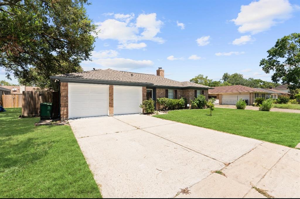 815 Pebbleshire Drive, Houston, Texas image 2