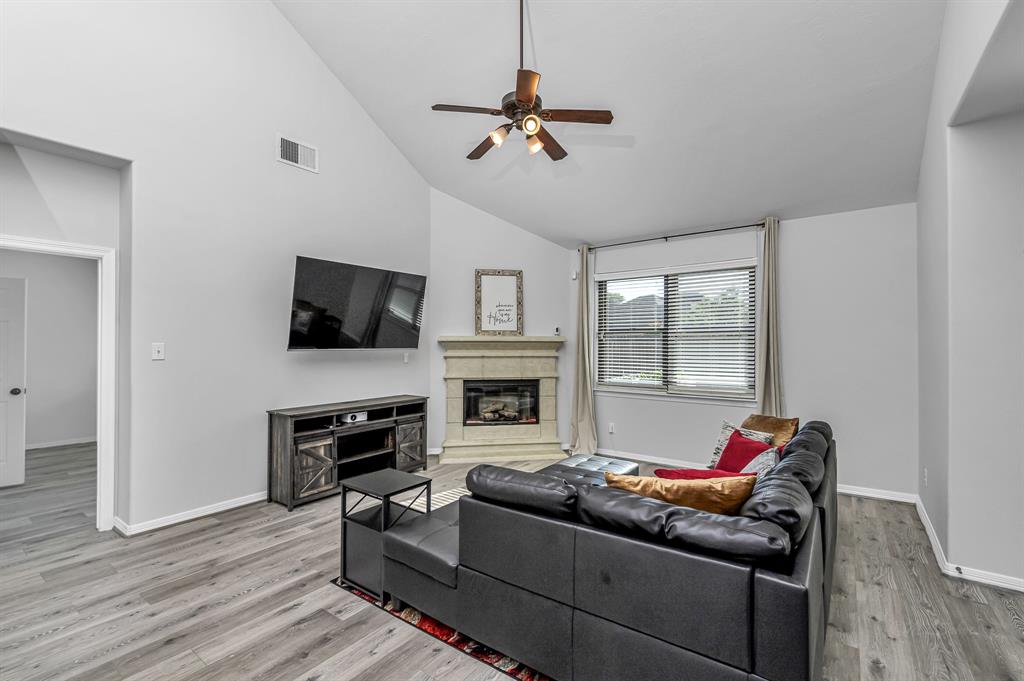 3927 Candle Gate Lane, Katy, Texas image 7