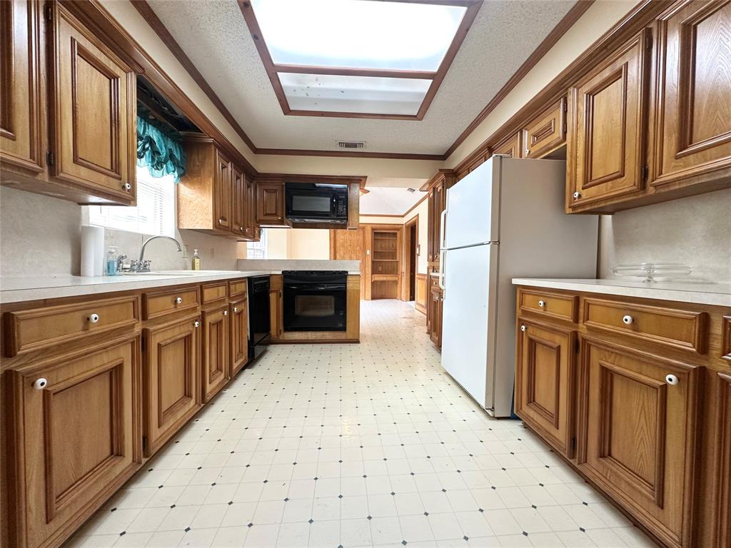121 Frostwood Drive, Lake Jackson, Texas image 8