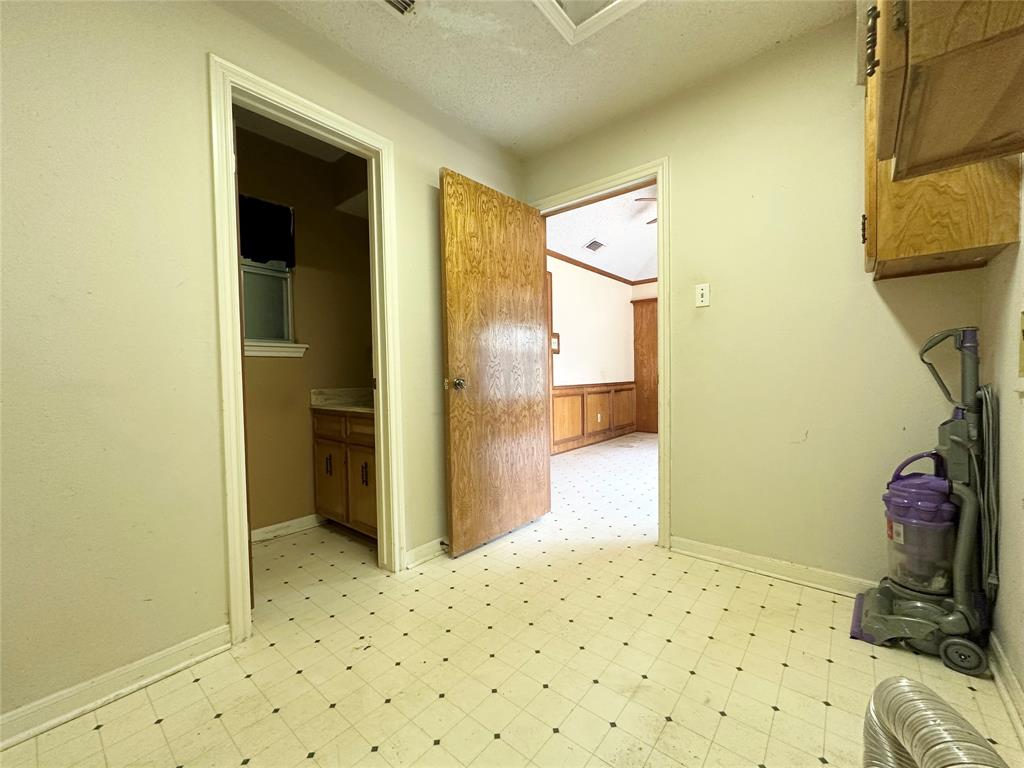121 Frostwood Drive, Lake Jackson, Texas image 22