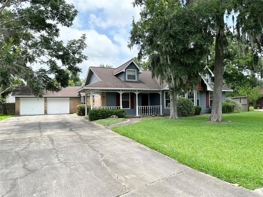 121 Frostwood Drive, Lake Jackson, Texas image 2