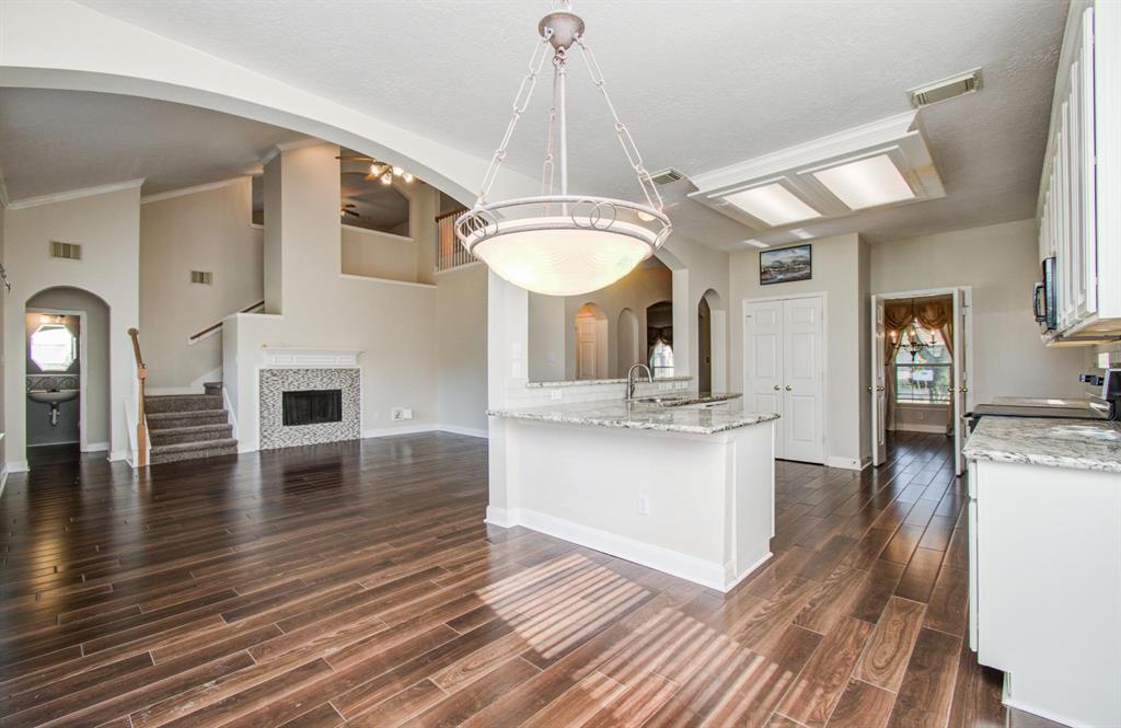 2210 Waters Edge Lane, League City, Texas image 12