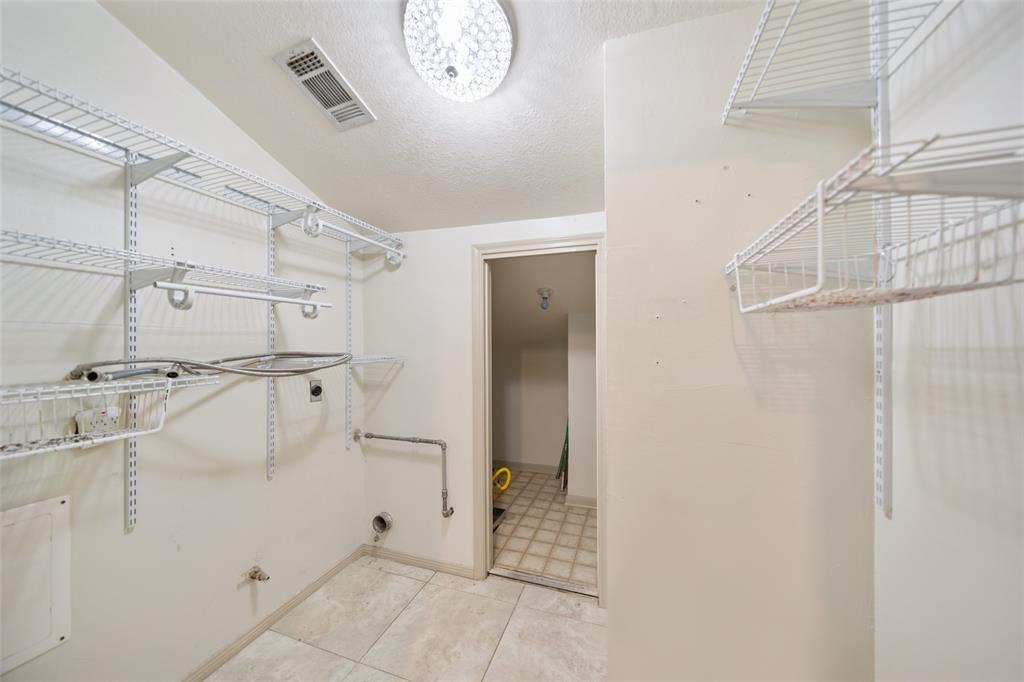 27 N Lakeridge Circle, The Woodlands, Texas image 18