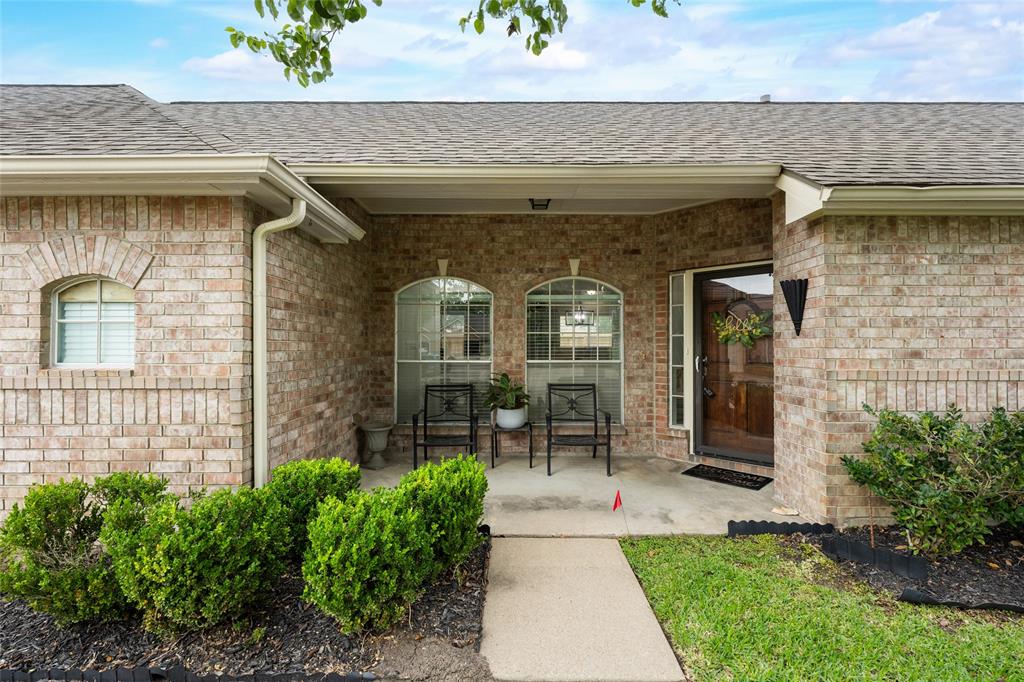 810 Apple Blossom Drive, Pearland, Texas image 3