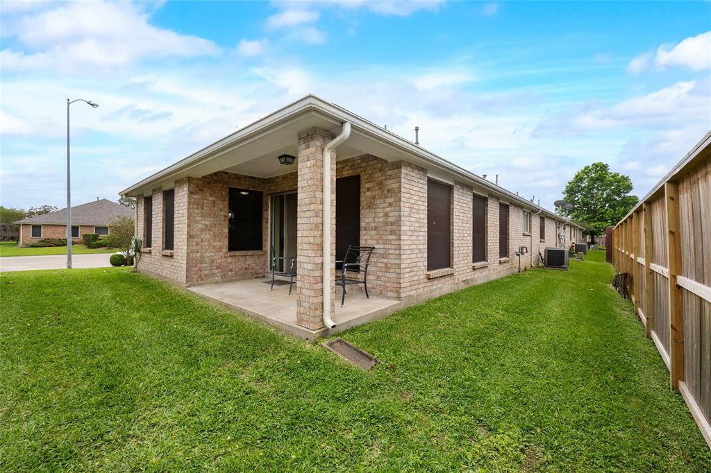 810 Apple Blossom Drive, Pearland, Texas image 38