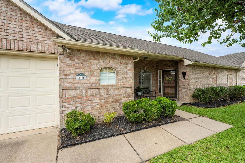 810 Apple Blossom Drive, Pearland, Texas image 2