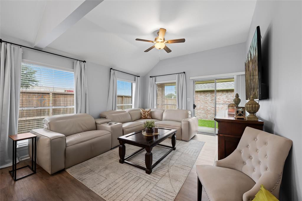 810 Apple Blossom Drive, Pearland, Texas image 14