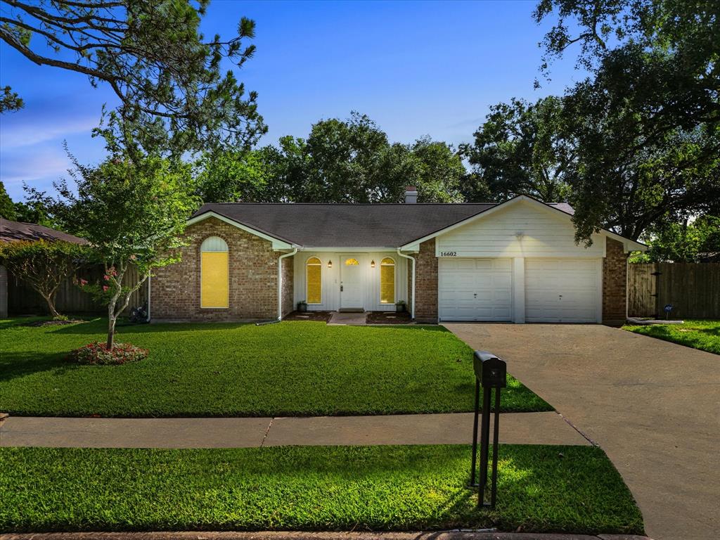 16602 Hibiscus Lane, Friendswood, Texas image 1
