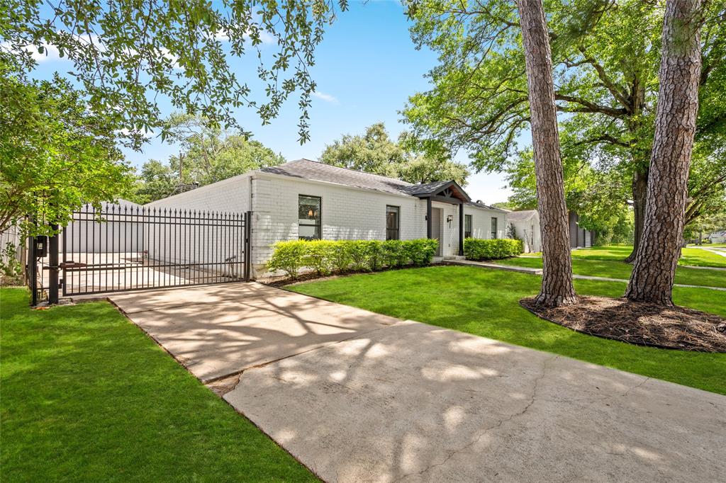 10706 Valley Forge Drive, Houston, Texas image 2