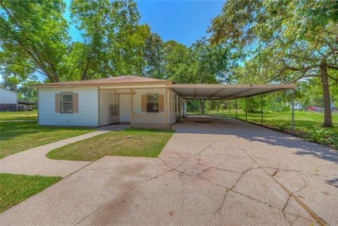 Photo of 305 Oak Ridge Drive, Onalaska, TX 77360 (MLS # 67940979)