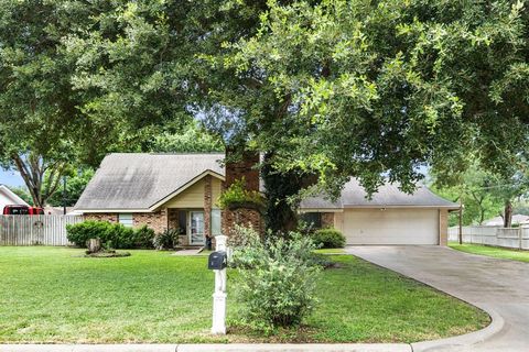 Photo of 100 Crestview Street, Columbus, TX 78934 (MLS # 34248646) Photo of 100 Crestview Street, Columbus, TX 78934 (MLS # 34248646)