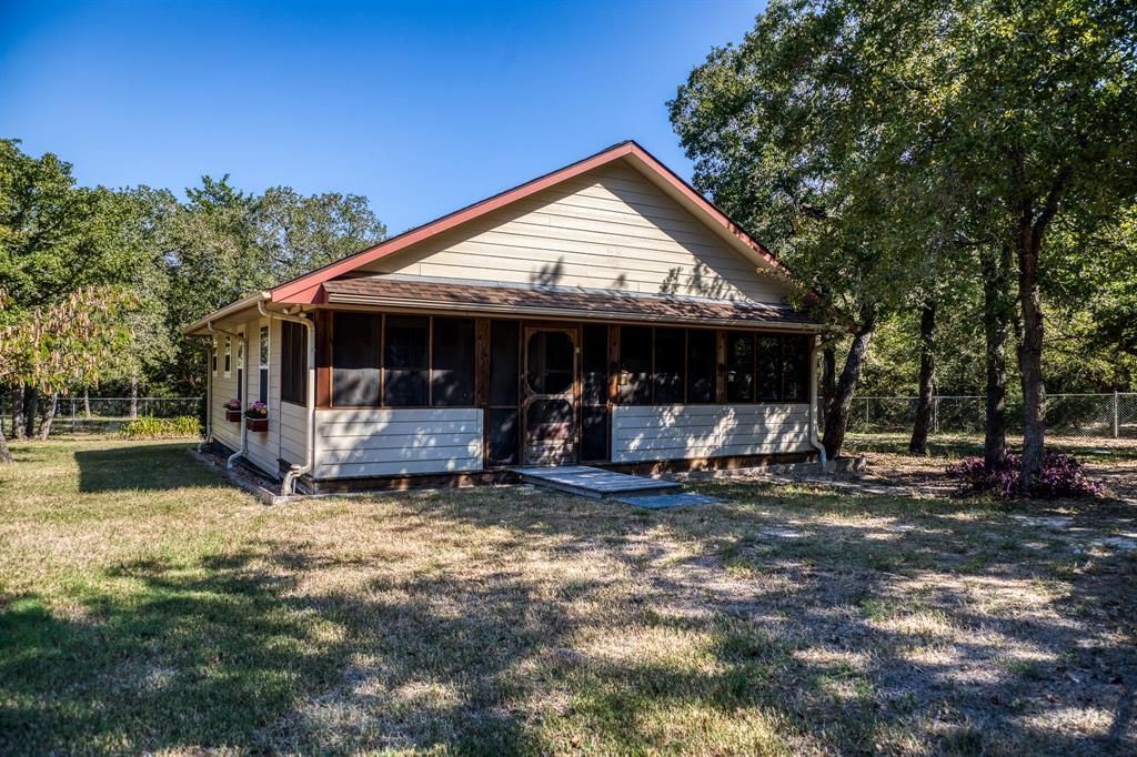 2080 Dead End Lane, Ledbetter, Texas image 2