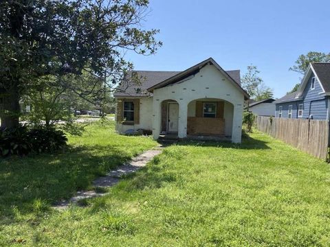 Photo of 603 Highland Drive, Beaumont, TX 77705 (MLS # 84655925)