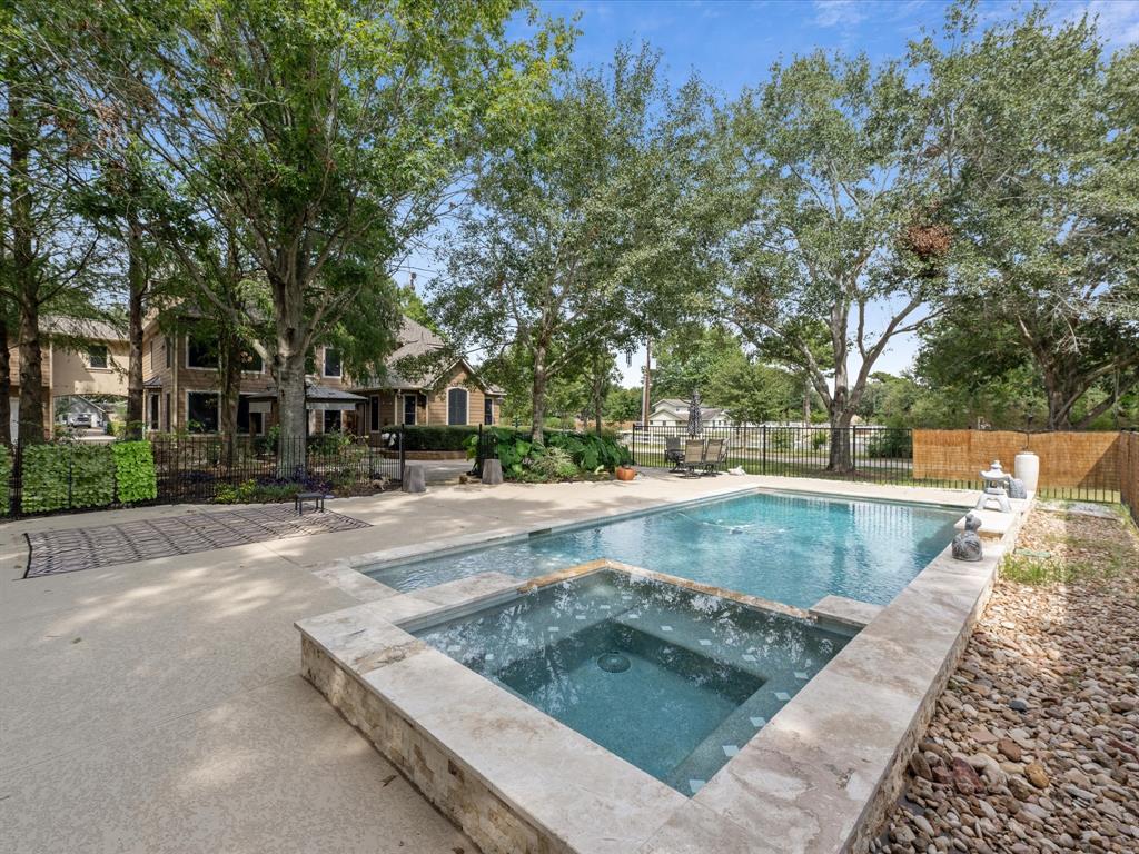 200 Creekside Court, Sealy, Texas image 3