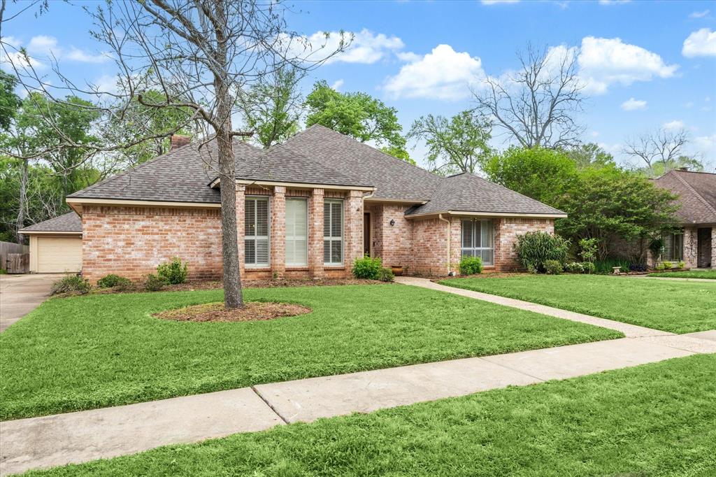 1610 S Hearthside Drive, Richmond, Texas image 2