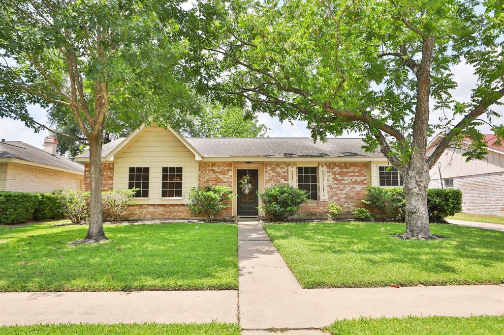 10410 Huntington Wood Drive, Houston, Texas image 4