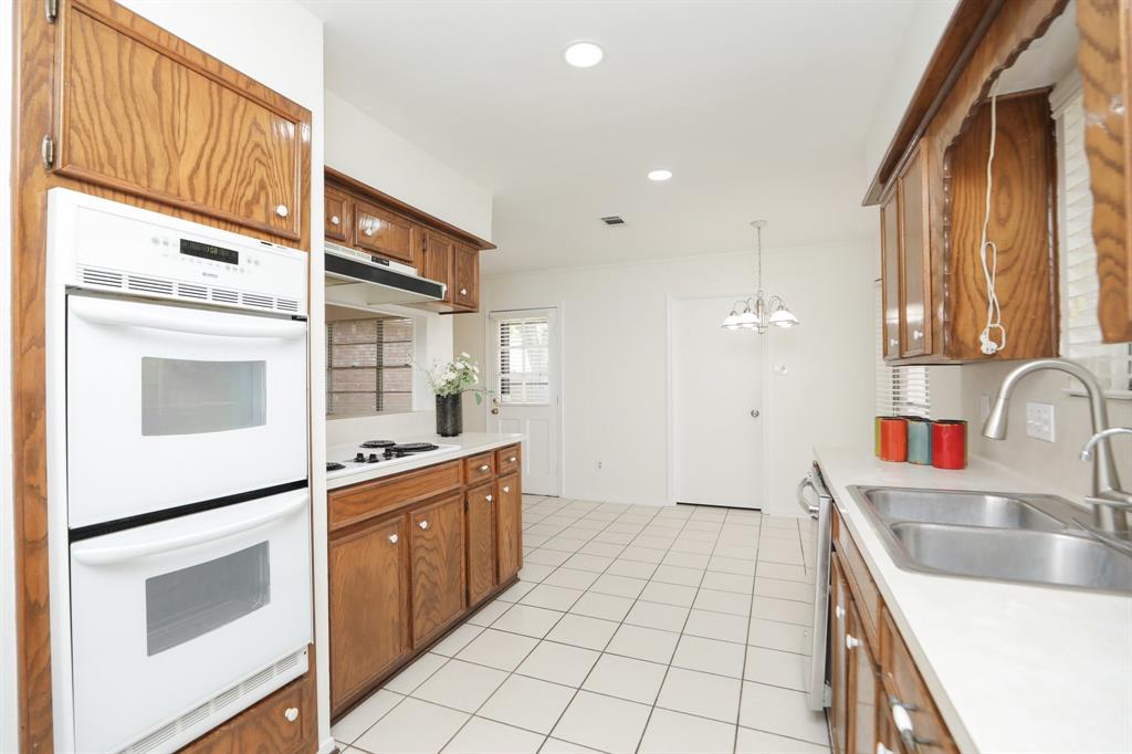 10410 Huntington Wood Drive, Houston, Texas image 18
