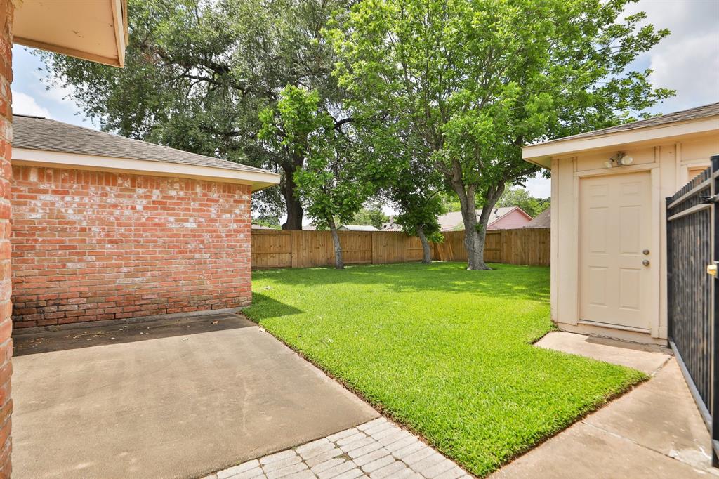 10410 Huntington Wood Drive, Houston, Texas image 32