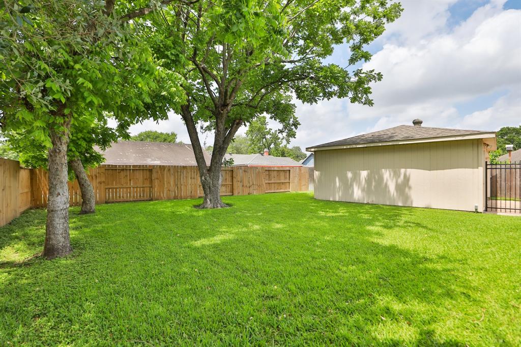 10410 Huntington Wood Drive, Houston, Texas image 34