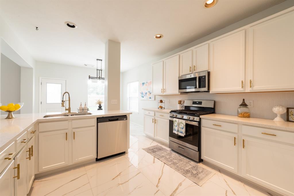3902 Houston Lake Drive, Pearland, Texas image 23