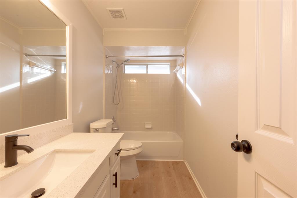 3902 Houston Lake Drive, Pearland, Texas image 37