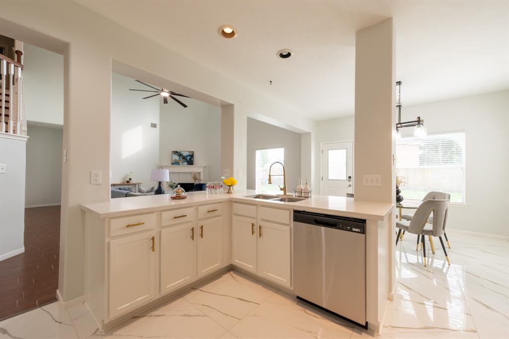 3902 Houston Lake Drive, Pearland, Texas image 20