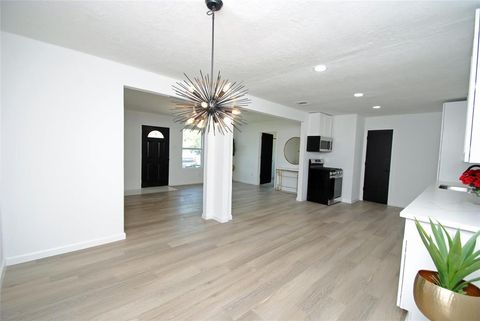 Single Family Residence in Houston TX 8607 Vinearbor Street 8.jpg