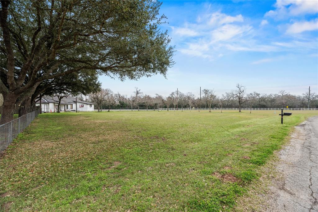 2718 Bell Bottom Circle, Brookshire, Texas image 5