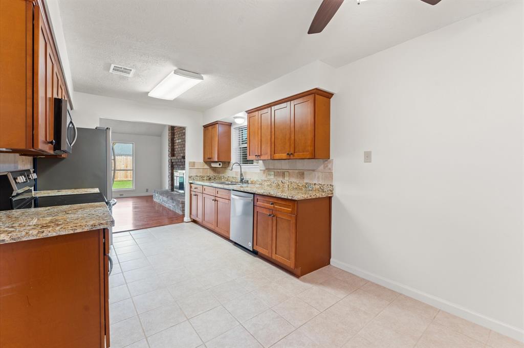 513 White Wing Court, Dickinson, Texas image 16