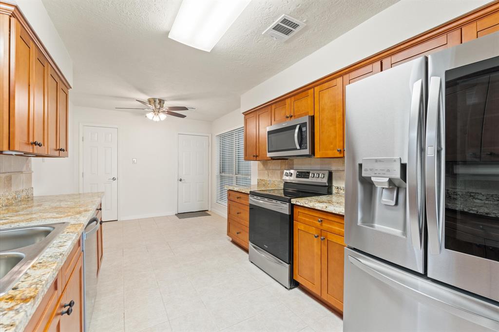 513 White Wing Court, Dickinson, Texas image 15